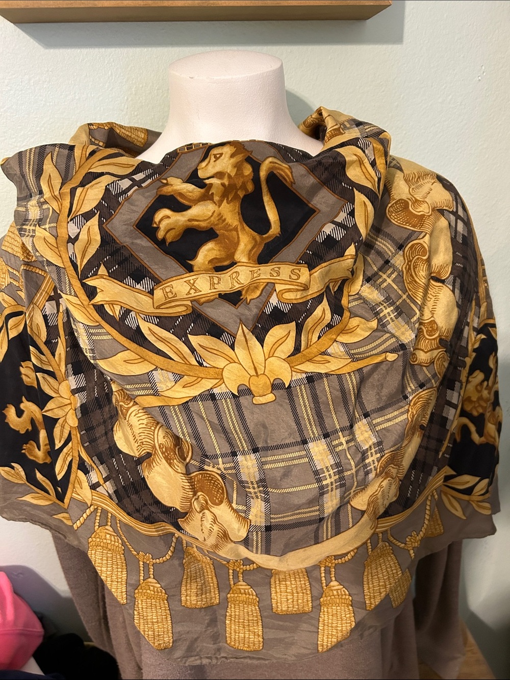 Express scarf Gold Lion, tassels and Black Crest